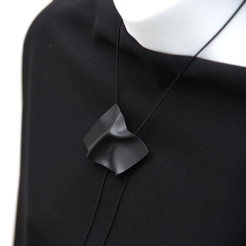 Mobula Lariat Necklace: Matte Black